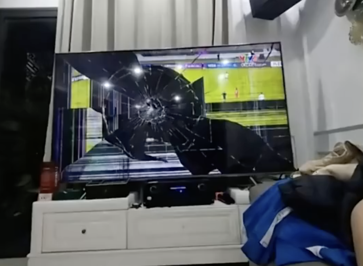 米乐-“输得心服口服” 越南博主劝球迷要冷静 镜头一转自己怒砸电视