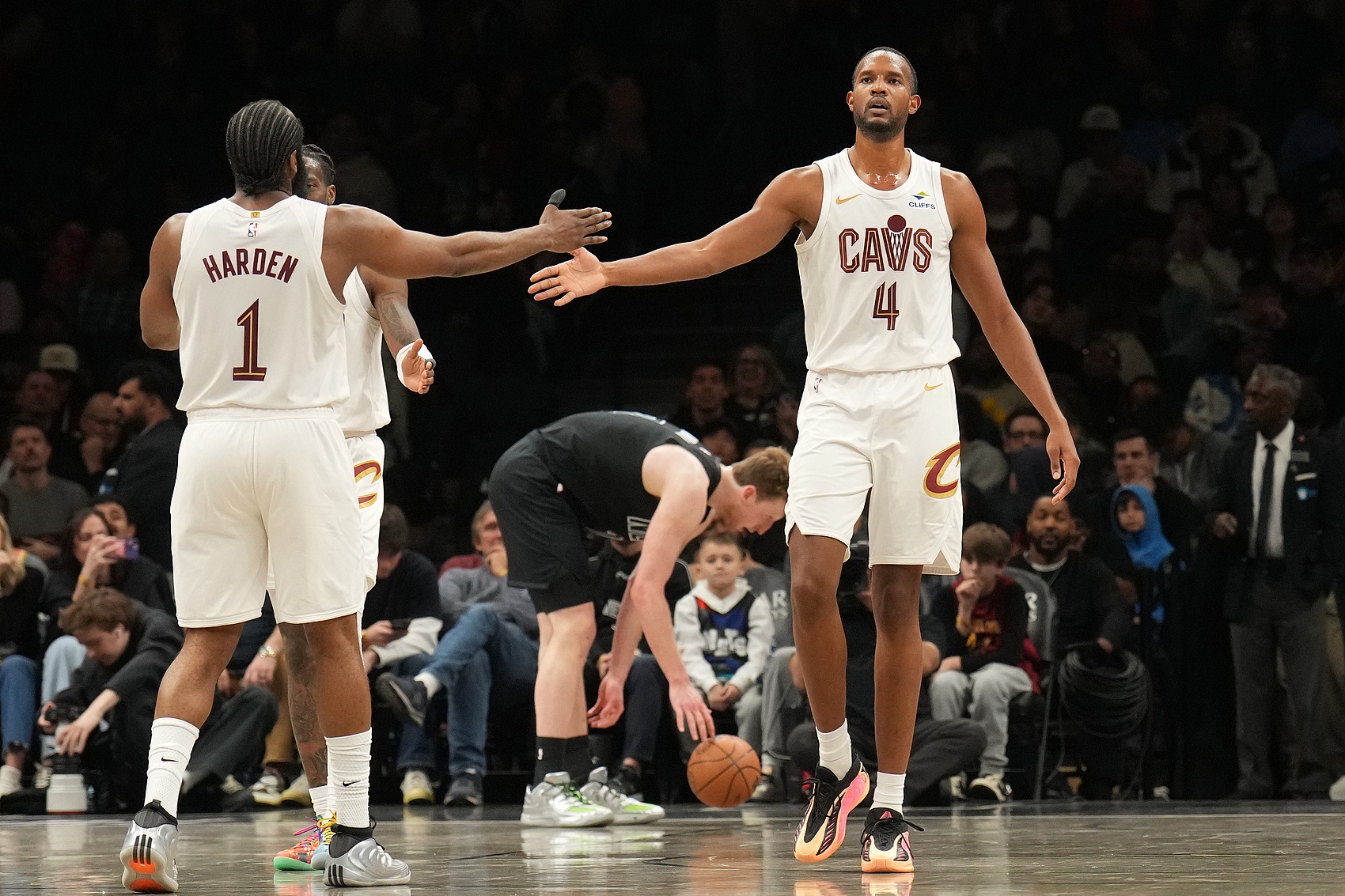 米乐-媒体人：莫布里基本属于不会投篮 米切尔哈登肯定能看出&amp;但不会说