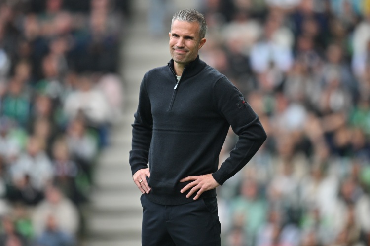 米乐m6-范佩西回应昆滕·廷伯炮轰：关系难以挽回，我基于表现评判球员