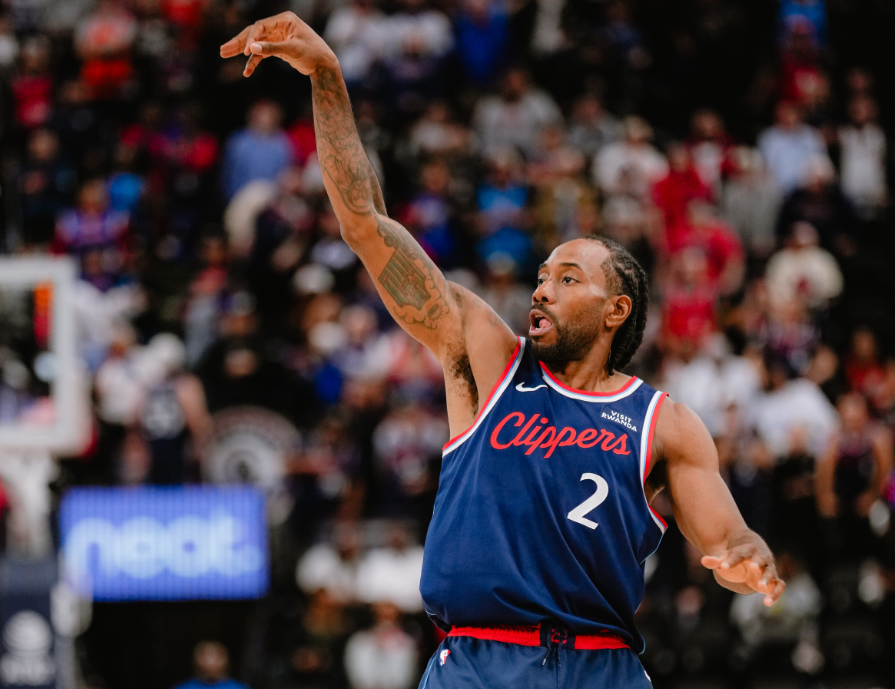 米乐m6-真战神！小卡31分钟爆砍45分，快船全场轰153分，25分大胜森林狼